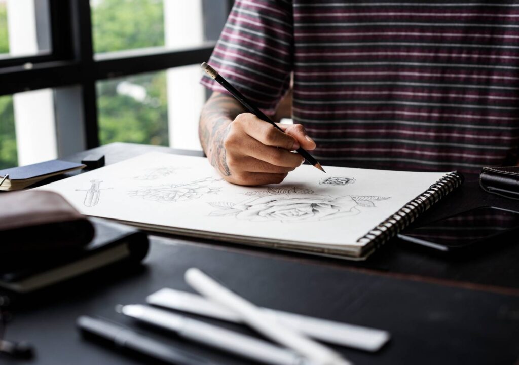 Pessoa Desenhando Suas Próprias Imagens com o App Traço Mestre.